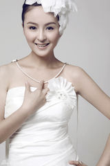 组图：戴娇倩化身俏皮新娘 自曝想要古堡婚礼