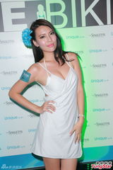 组图：王璐瑶低胸大秀事业线 自曝曾患情绪病