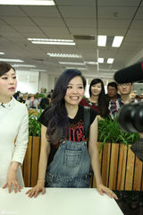 组图：张靓颖快闪入侵新浪 入职一天客串主编