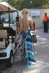 组图：帕里斯-希尔顿迈阿密度假 身材娇嗔凝视男友