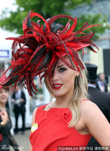 组图：英国皇家赛马会举行 众名媛捧场帽美如花