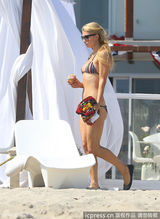 组图：希尔顿条纹比基尼无料可秀 遭爱犬扯裙角