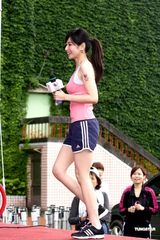 幻灯图：陈怡蓉化身运动甜心展曲线 呼吁健走活动