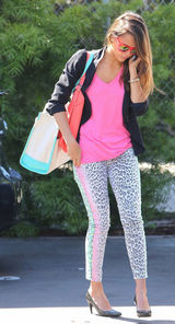 组图：杰西卡-阿尔芭街拍豹纹裤抢眼