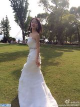 组图：周冬雨晒婚纱美照 身姿窈窕露肩性感