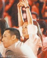 组图：赵薇夫妻罕见亲密合影 手挽手笑容甜蜜