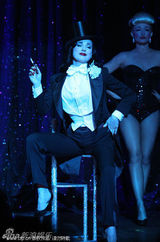 组图：脱衣舞娘万提斯热辣表演当众抛奶罩