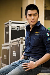 组图：沈泰生活写真曝光 阳光帅气时尚十足