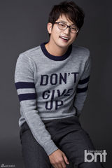 组图：朴施厚曝新年首批写真 休闲调皮抢眼球