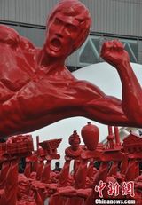 组图：李小龙系列雕塑亮相世博园 中国红助兴世博