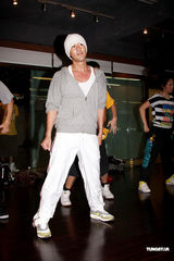 幻灯图：林峰为演唱会紧张排舞 与徐子珊大跳辣舞