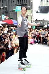 幻灯图：萧敬腾帅气现身 庆祝演唱会高销售成绩