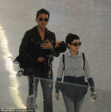 组图：孙俪全家同行 邓超抱熟睡儿子变奶爸