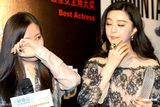组图：范冰冰庆功宴洒热泪 现场大方派送拥抱