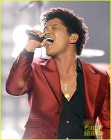 组图：布鲁诺玛斯着亮眼红装 公告牌激情献唱