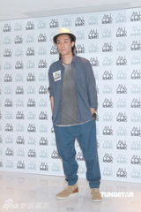 组图：周笔畅出席时尚活动 忙工作无暇照应店铺