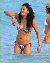 组图：时尚女皇吉莫拉胸器傲人 与男友海滩热吻