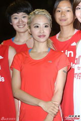 组图：蔡依林玩篮球胸部疑缩水 不介意恋情被拍