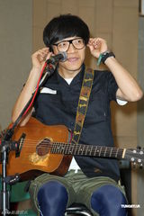 组图：卢广仲不畏台风彩排 郭采洁探班送补品