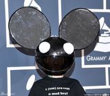 高清图：第54届格莱美红毯Deadmau猎奇头套搞怪亮相