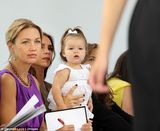 组图：维多利亚带女儿看秀 小哈波表情认真