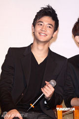 组图：SHINee抵台会粉丝 记者会破冰雕庆功