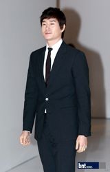 组图：李妍熙刘智泰黑白配携手代言