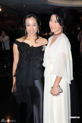 组图：新老港姐助阵慈善 赵雅芝朱玲玲携夫婿亮相