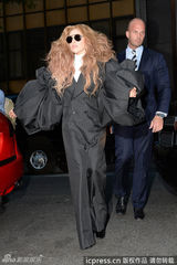 组图：Lady Gaga变母狮 另类泡泡袖西装抢镜