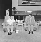 组图：金庸多张旧照曝光 年轻时标致又帅气