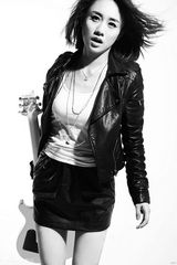 组图：刘芸劲酷朋克写真 变身摇滚女冷峻性感