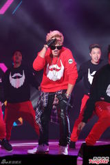 组图：罗志祥穿皮草露肩夜唱 歌迷嫌穿太多