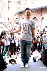 高清图：陈奕迅签唱会搞怪 演唱会加场回馈歌迷