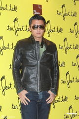 组图：谢霆锋贺杨受成之子开店 否认开个唱传闻