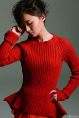 组图：姚笛火红毛衣新年装展现窈窕身姿