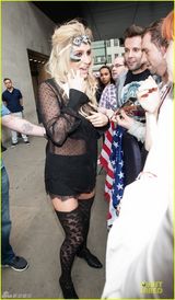 组图：钱婆kesha豪放开唱大劈叉狂开腿