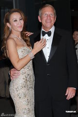 组图：李玟着鱼尾礼服亮相 大方与丈夫亲吻拍照