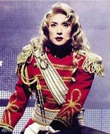 组图：天海佑希46岁生日 宝冢男角剧照大放送