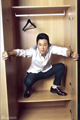 组图：潘粤明创意写真 借“好汉打脱牙，和血吞”表心情