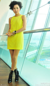 高清组图：郑秀文服饰搭配 荧光黄短裙搭黑靴