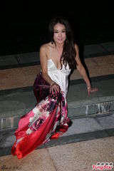 组图：温碧霞吊带裙亮相生日趴 与老公亲密接吻