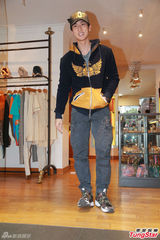 组图：吴尊当爸派红包 吴镇宇走秀范儿足获赞