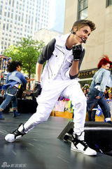 组图：贾斯汀-比伯热演引疯狂 撩衣秀腹肌