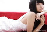 幻灯图集：张歆艺写真曝光 白裙红沙发衬出单纯热情
