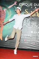 组图：陶晶莹一家三口看戏 曾宝仪天心无男伴