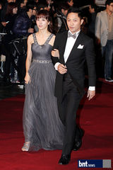 组图：陈久韩惠珍携手亮相青龙红毯