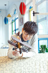 组图：胡夏冬日休闲写真 衬衫领结卖萌