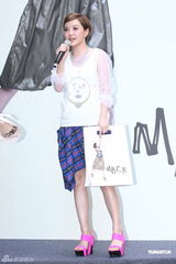 组图：郭采洁新专辑宣传秀美腿裙底险走光