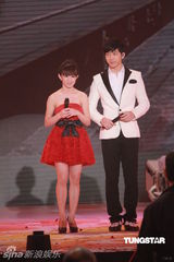 组图：郭书瑶井柏然牵手献唱亚视 张敬轩盼解封