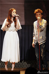 组图：许慧欣举办音乐会 与许哲佩深情对唱